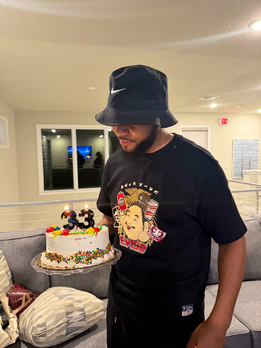 Countryaf's tweet photo. One more year pon dem !! 🎉🎉🎉 https://t.co/NYhliAqRYU