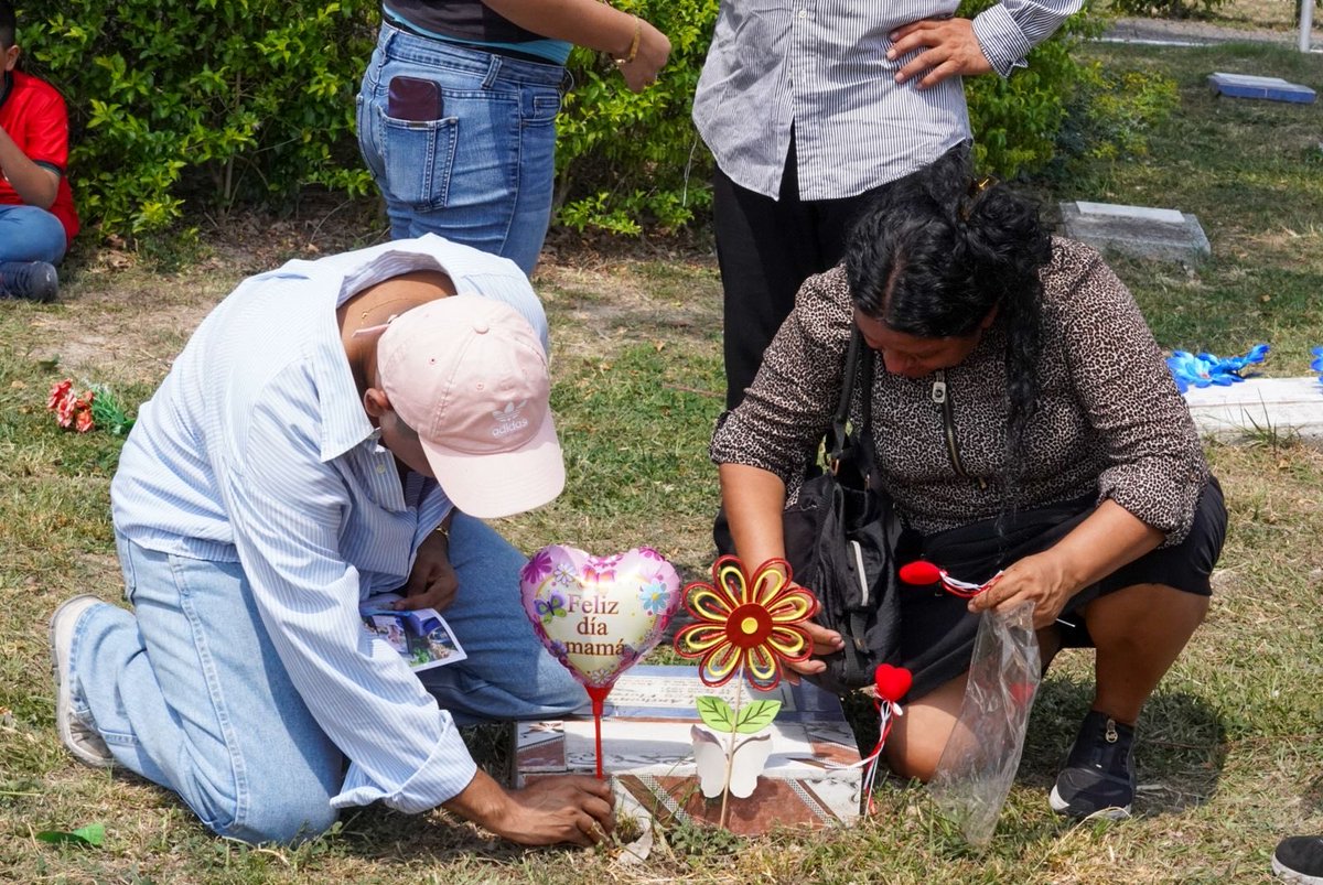 TheSivarTimes_'s tweet photo. Salvadoreños recuerdan en el cementerio La Bermeja, a las madres que perdieron la batalla ante el Covid-19. https://t.co/gsveyVoz3c