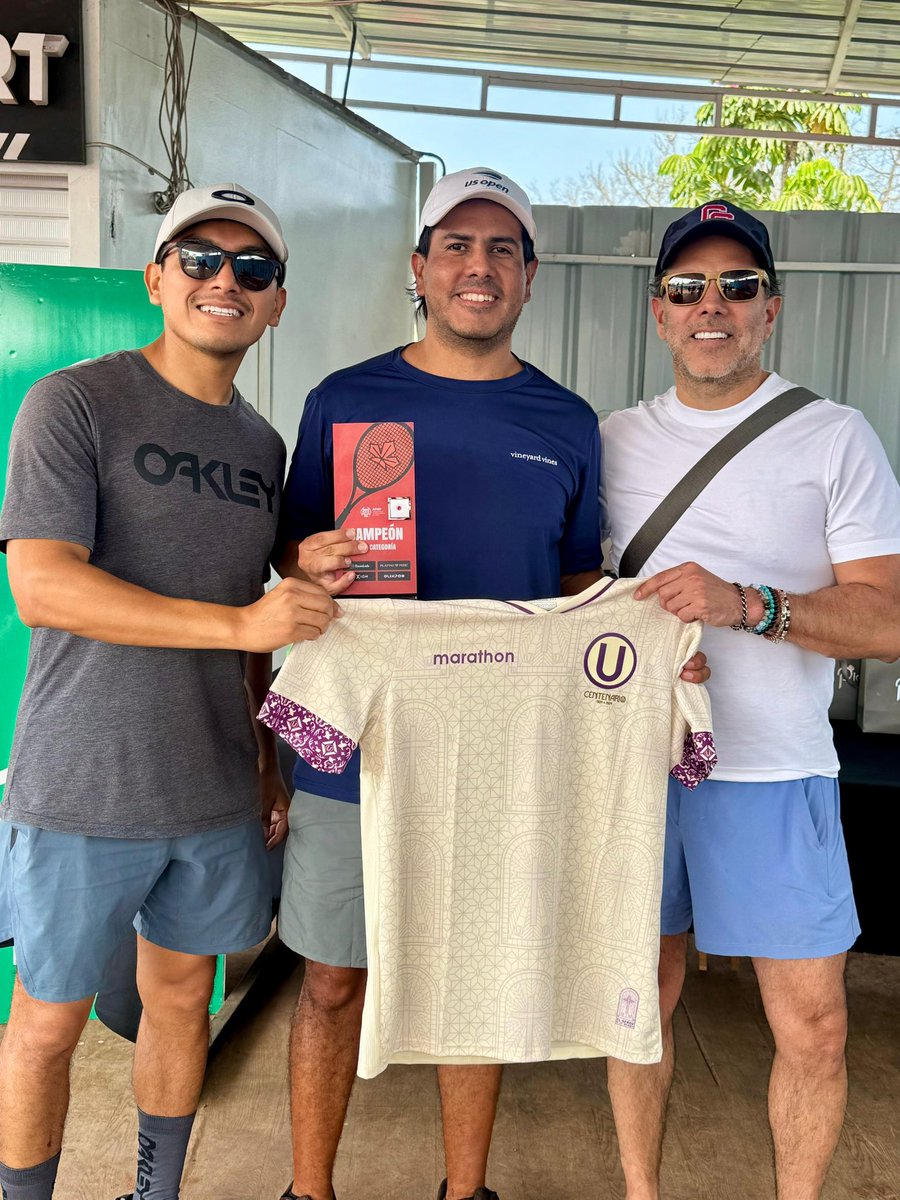 RaulZamudioraul's tweet photo. La bendición de la crema @Universitario @juandiegol89 https://t.co/sZntt22fSr