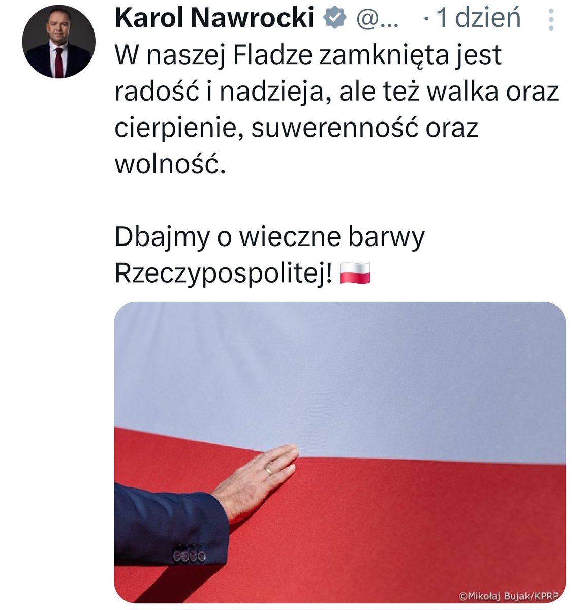Człowiek, który mówi o wartości polskiej Flagi jednocześnie powołuje jakąś radę do spraw konstytucji, która wcale nie ma służyć dobru Polski. Ma służyć interesowi partyjnemu PiS w obłędzie rządzy władzy. To obrzydliwe jak kotlety odkrycia towarzyskiego jarosława.