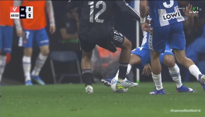 MrAsubio's tweet image. #Espanyol #Madrid

👟 Trent toca balón y clava sus tacos en el medio de la tibia a Dolan con riesgo a lesionarlo.

📌 ES JUEGO BRUSCO Y GRAVE (🟥).

👮🏻‍♂️:❌️
📺:❌️

▪️Lo saldan con 🟨 en vivo y el Var no entra. La rodilla estirada, no flexionándola para dejar de hacer daño...