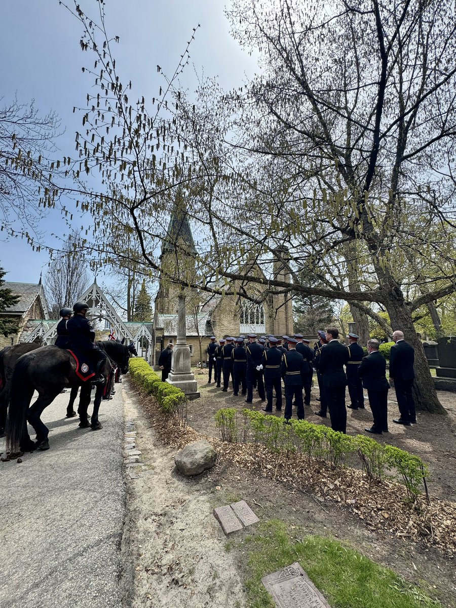 YRPAca's tweet photo. Following @HeroesInLife Ceremony of Remembrance we honoured Constable Gerald F. Mills of Whitchurch Township Police who gave his life in the line of duty on May 29, 1968. This memorial bench stands as a lasting symbol of service, sacrifice and a place to reflect on his legacy. https://t.co/KTB06dMDoG