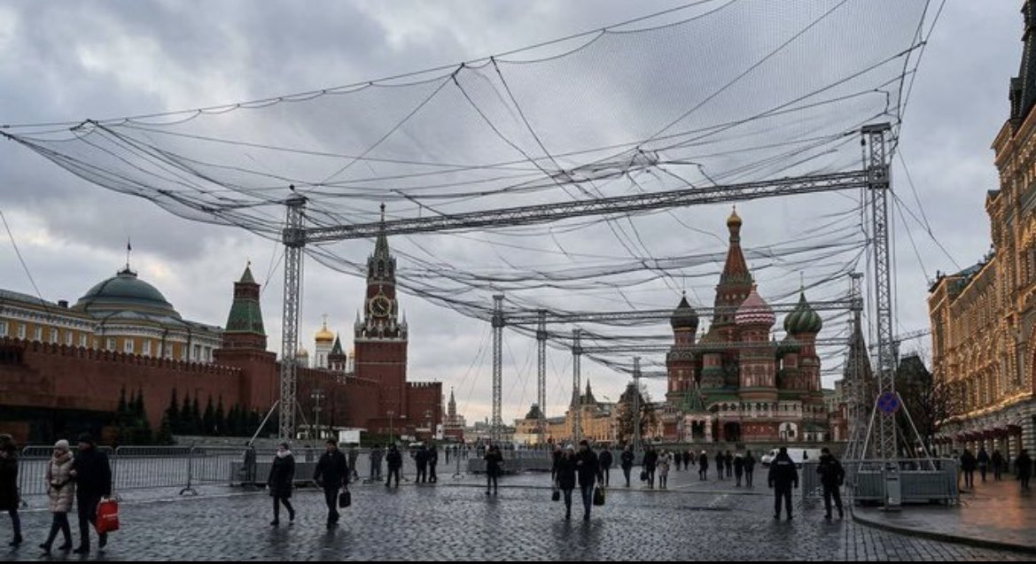 lavanda37's tweet photo. Москва. 3 мая. На улицах появились комплексы ПВО.  Над Красной площадью натянули атидроновые сетки. https://t.co/TJ5BZDsaPj