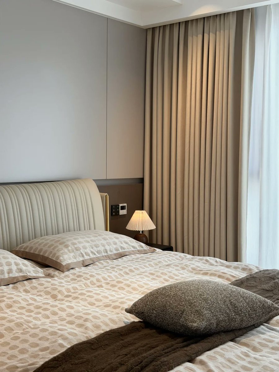 Household2001's tweet image. 55㎡ master suite Italian vibes 😍 Open bath + closet + cinema | Shell bed top-grain leather + metal | Mocha warmth | Like this setup? 👇

#InteriorDesign