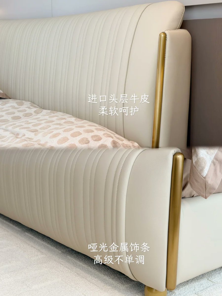 Household2001's tweet image. 55㎡ master suite Italian vibes 😍 Open bath + closet + cinema | Shell bed top-grain leather + metal | Mocha warmth | Like this setup? 👇

#InteriorDesign