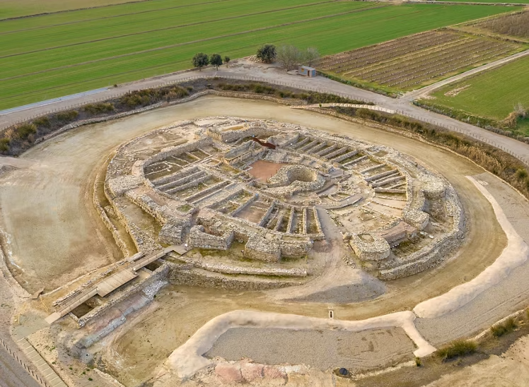 ¿Por qué levantar una fortaleza en plena llanura?

Els Vilars d’Arbeca respondió con murallas, torres, foso y piedras hincadas. Un yacimiento íbero de Les Garrigues, habitado entre el 775 y el 300 a. C.

Descúbrelo en
 👉 viatorimperi.es/els-vilars-arb…

#Íberos #viatorimperi