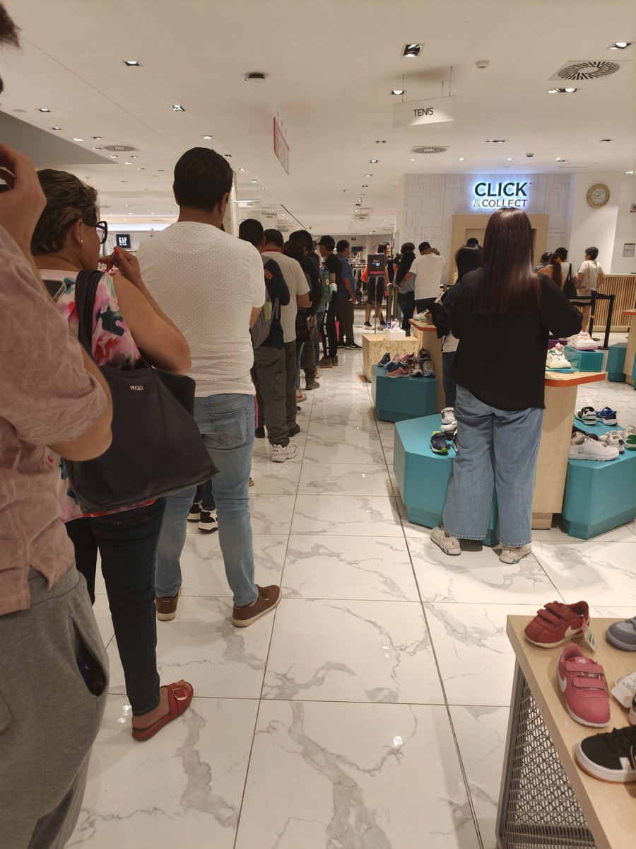 SoyAlexMagno's tweet photo. @liverpoolmexico ojala contraten más personal está súper larga la fila de #Clickandcollect @parque_tezontle ya se parecen a las esperas del @IMSS_Bienestar parece Liverpool del Bienestar https://t.co/EC2NyikyiD