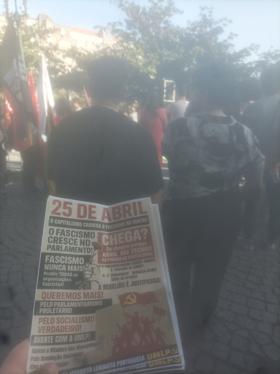 UMLP_PT's tweet photo. A 25 Abril, Camaradas percorreram o Porto, ombro-a-ombro com as massas e Antifascistas para denunciar a recente escalada fascista. Distribuímos o comunicado "NÃO BASTA DEFENDER O 25 DE ABRIL. É PRECISO IR ALÉM DE ABRIL! PELO ANTIFASCISMO PROLETÁRIO E PELA REVOLUÇÃO SOCIALISTA! https://t.co/M14IZnxHvM