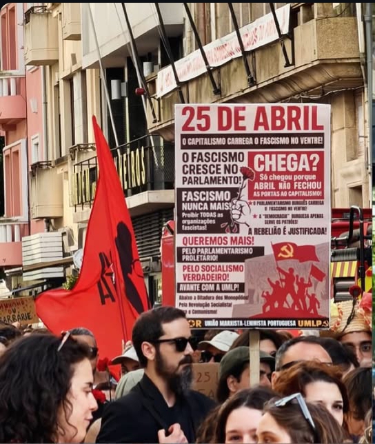 UMLP_PT's tweet photo. A 25 Abril, Camaradas percorreram o Porto, ombro-a-ombro com as massas e Antifascistas para denunciar a recente escalada fascista. Distribuímos o comunicado "NÃO BASTA DEFENDER O 25 DE ABRIL. É PRECISO IR ALÉM DE ABRIL! PELO ANTIFASCISMO PROLETÁRIO E PELA REVOLUÇÃO SOCIALISTA! https://t.co/M14IZnxHvM