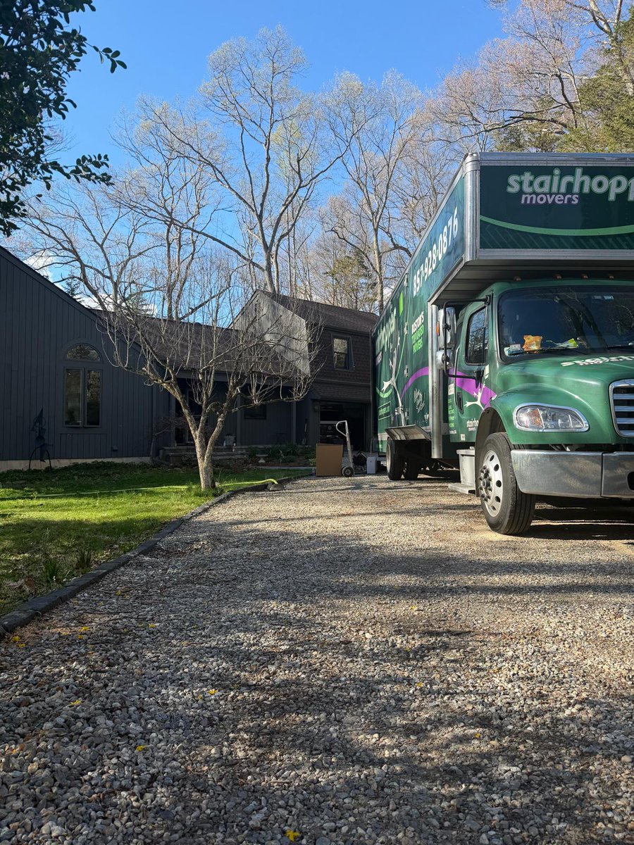 Stairhoppers's tweet image. Weekend move out in the suburbs! 🏡 Long driveways, larger homes, multiple entry points - it’s not simpler, it’s just a different kind of logistics. 🎯
Our Boston movers know how to plan it right, move efficiently, and keep everything under control.
💚 #boston #movingday