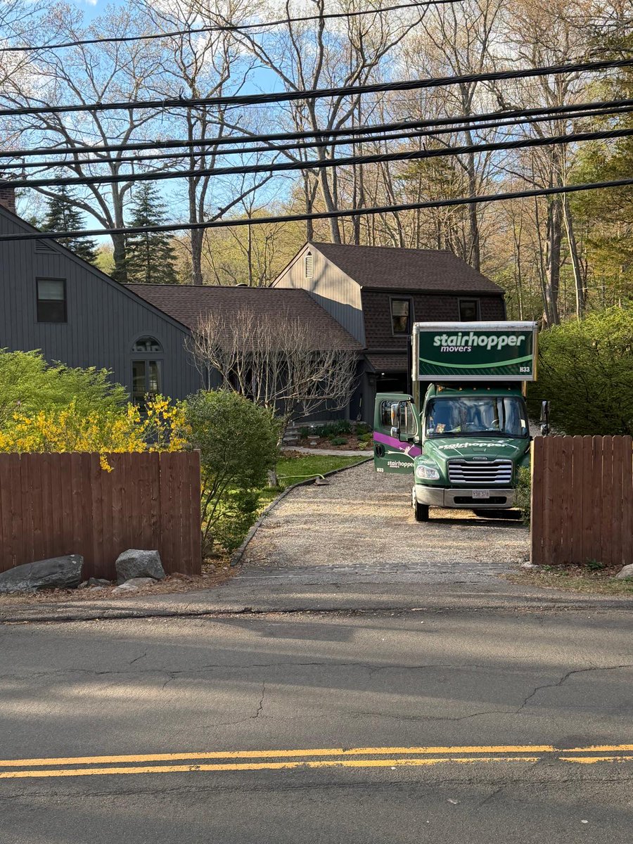 Stairhoppers's tweet image. Weekend move out in the suburbs! 🏡 Long driveways, larger homes, multiple entry points - it’s not simpler, it’s just a different kind of logistics. 🎯
Our Boston movers know how to plan it right, move efficiently, and keep everything under control.
💚 #boston #movingday