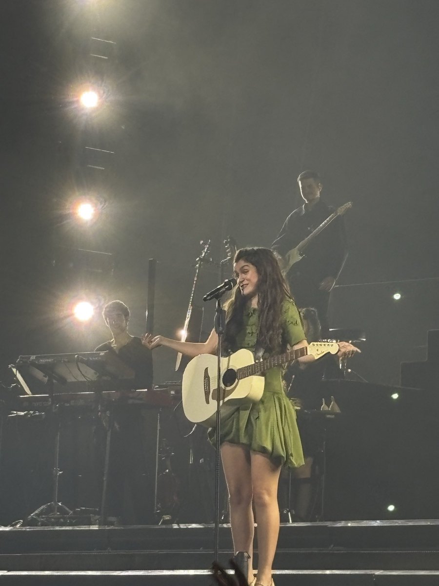 paf_uga's tweet photo. Parece que se va poner a cantar teardrops on my guitar https://t.co/RFABxh4p80