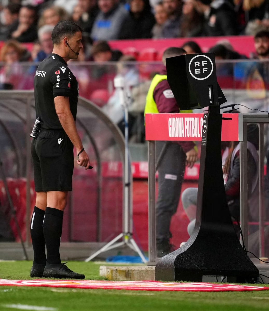 ❌ Sans la VAR, depuis son introduction en Liga :

✅ Le Real Madrid aurait été avantagé dans 87 actions et désavantagé dans 48 (+39)

✅ Le Barça aurait été avantagé dans 48 actions et désavantagé dans 58 (-10)