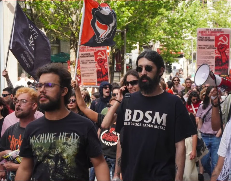 UMLP_PT's tweet photo. A UMLP esteve com a CGTP no Porto, onde distribuímos o nosso comunicado  para celebrar este Dia Internacional da Classe Operária VIVA  O 1º DE MAIO!
O GOVERNO PSD/IL/CHEGA DECLAROU GUERRA À CLASSE  TRABALHADORA!
NÃO A MAIS ESCRAVIZAÇÃO DO TRABALHO!
RESPONDAMOS COM A  GREVE GERAL! https://t.co/IfuauotIOQ