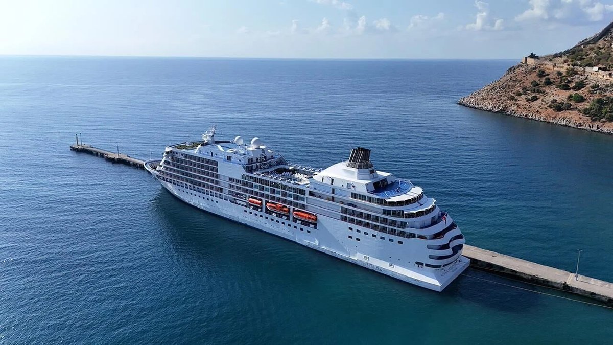 #BREAKINGNEWS 
📌A deadly Hantavirus outbreak has been detected on a cruise ship traveling from Argentina to Cape Verde. Three people have reportedly died on board. Five more people have tested positive for the virus, and the ship has been quarantined.