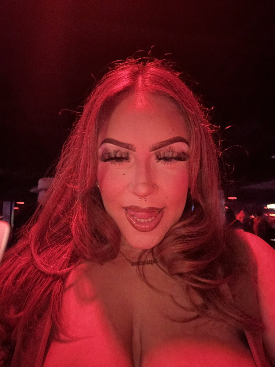 lilllhispanic's tweet photo. i’m so pretty 💋💋 https://t.co/34oQtsp2iF