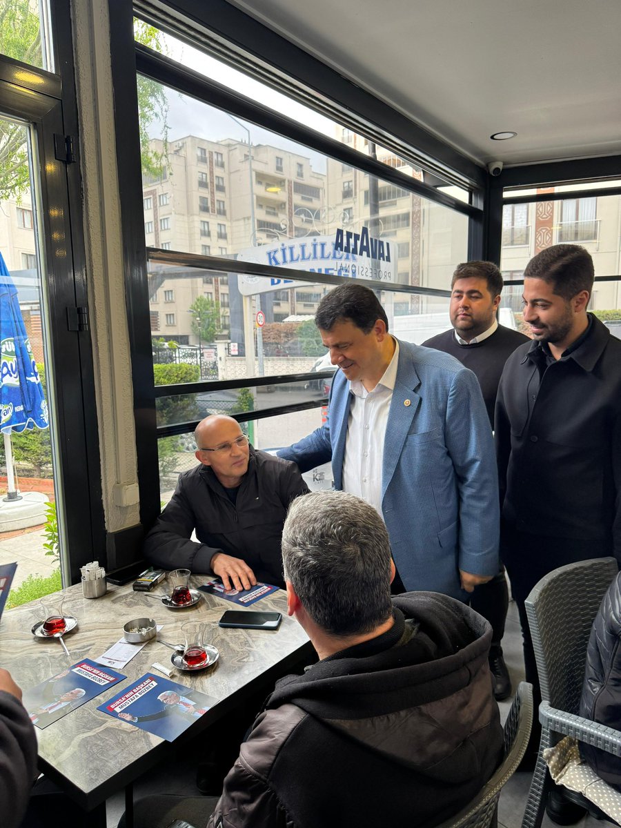 ozgurGNCBursa's tweet photo. Sokaktayız, Pazardayız, Meydanlardayız!

Bugün Bursa’nın dört bir köşesinde gençlik örgütlerimiz ile tutsak Büyükşehir Belediye Başkanımız Mustafa Bozbey’in selamlarını ileterek Bursalılara yazdığı mektubu dağıttık. 

Bu karanlık düzeni, bu karanlık günleri hep birlikte yeneceğiz https://t.co/6W8EsqMu6W