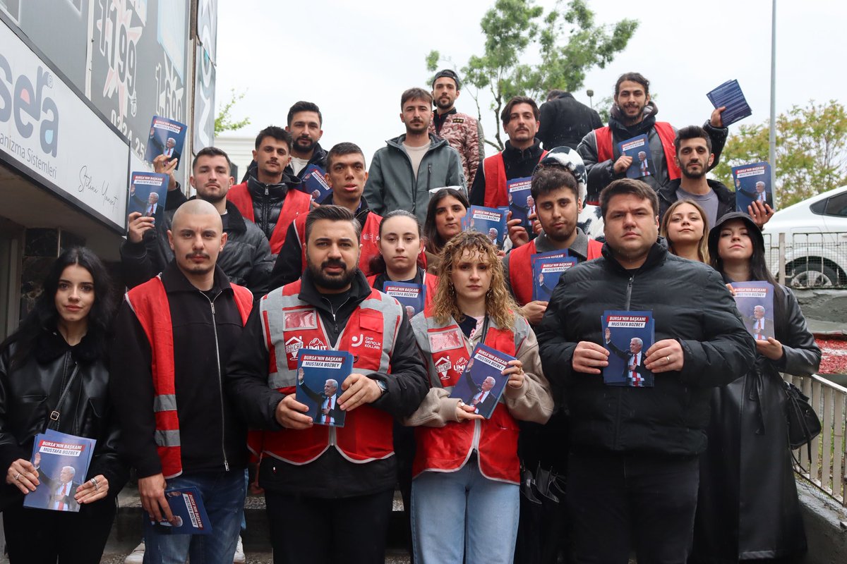 ozgurGNCBursa's tweet photo. Sokaktayız, Pazardayız, Meydanlardayız!

Bugün Bursa’nın dört bir köşesinde gençlik örgütlerimiz ile tutsak Büyükşehir Belediye Başkanımız Mustafa Bozbey’in selamlarını ileterek Bursalılara yazdığı mektubu dağıttık. 

Bu karanlık düzeni, bu karanlık günleri hep birlikte yeneceğiz https://t.co/6W8EsqMu6W