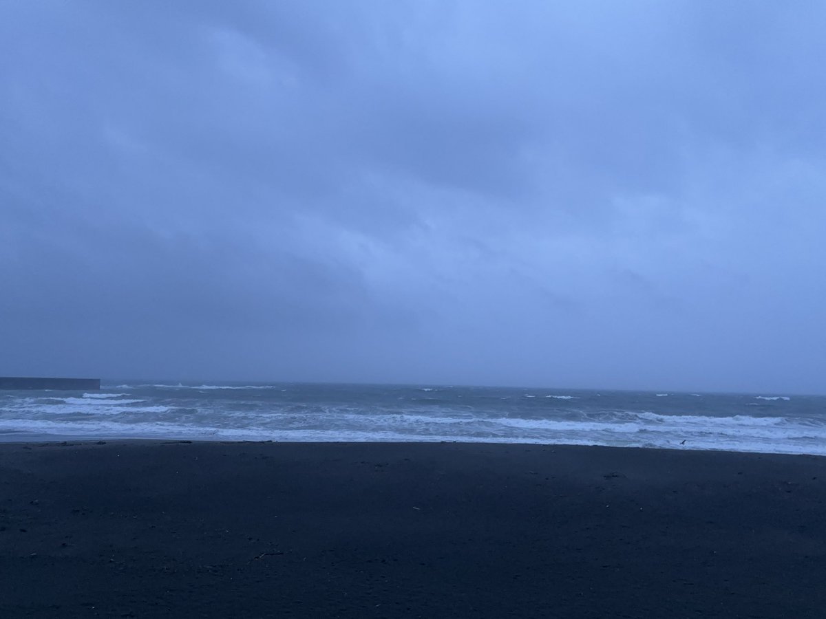 e34_x's tweet photo. ドライブついでに初山岡家ー！

大荒れの海見てきた🌊 https://t.co/rOYE4OHSim