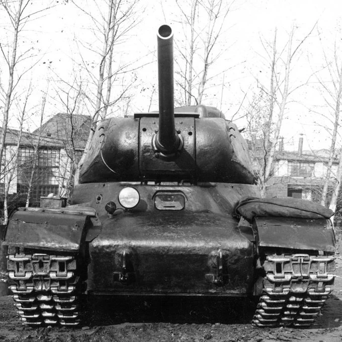 Tank_Archives's tweet image. Factory #9 was ordered to develop an 85 mm gun #OTD in 1943. At first the factory director declined, but work began on orders directly from Stalin a few days later. The D-5 was a very successful gun used on several Soviet tanks and tank destroyers. #tanks #history #WW2 #WWII