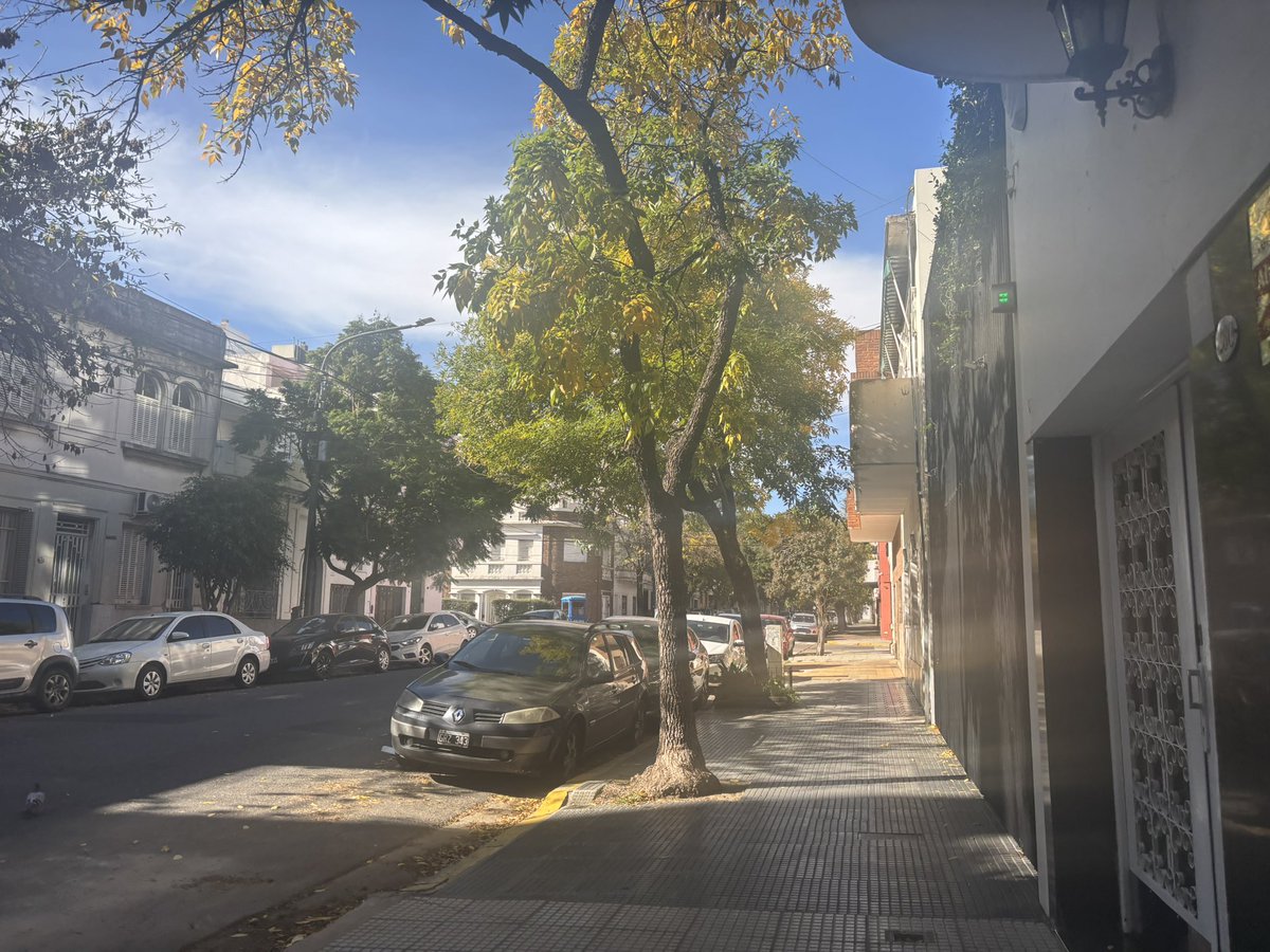 lo que es la ciudad de buenos aires un domingo soleado de otoño. te da ganas de vivir.