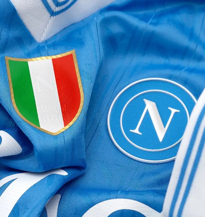 Ti saluto con un pizzico di nostalgia ma senza tristezza. Il Napoli è forte, la società è solida. Sono finiti gli anni in cui si navigava a vista. Non c'è ragione per lasciarsi vincere dalla depressione.
É un arrivederci, non un addio.
Forza Napoli.