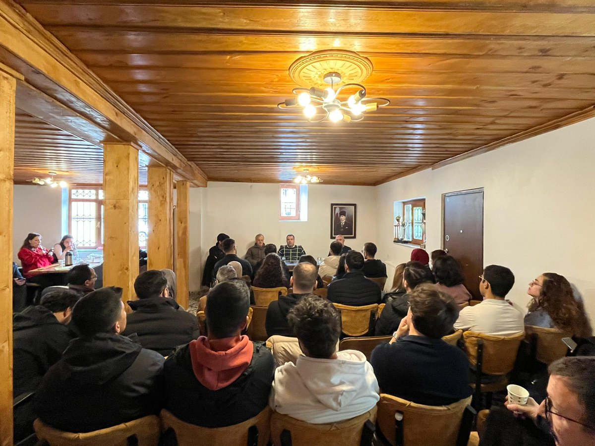 demirturk35's tweet photo. 3 Mayıs Türkçüler günü münasebetiyle Genç Akademisyenler Derneği, Mülkiye Mezunları Derneği ve 14 Mart Tıbbiyeliler derneğinin düzenlediği "Türkçüler Günü" kutlamasında genç Türk milliyetçileriyle geçmişi günümüzü ve geleceği konuştuk. #3MayısTürkçülerGünü https://t.co/GjzmZULdOA