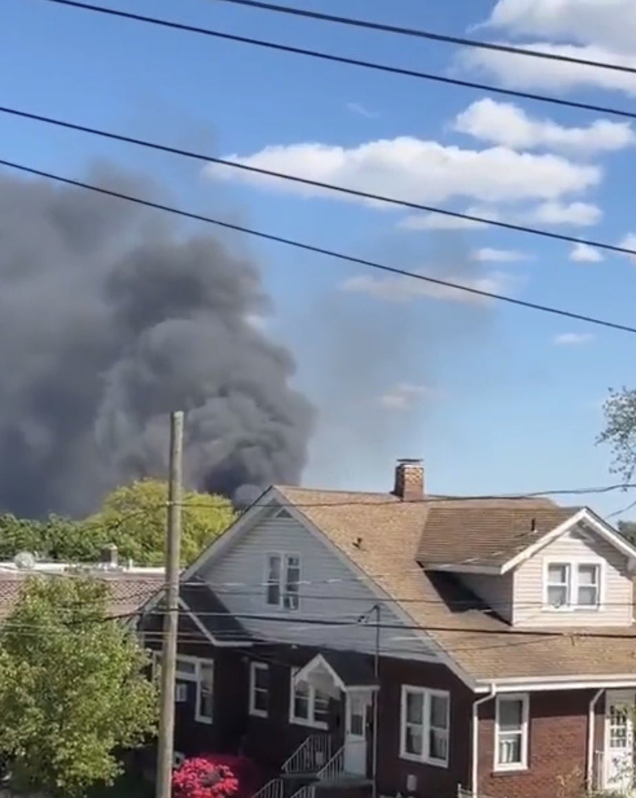 CodeThreeNews's tweet image. 🔥Firefighters in Belleville, New Jersey are on scene battling a 4 Alarm Warehouse fire in the 300 block Cortlandt St. in Essex County.