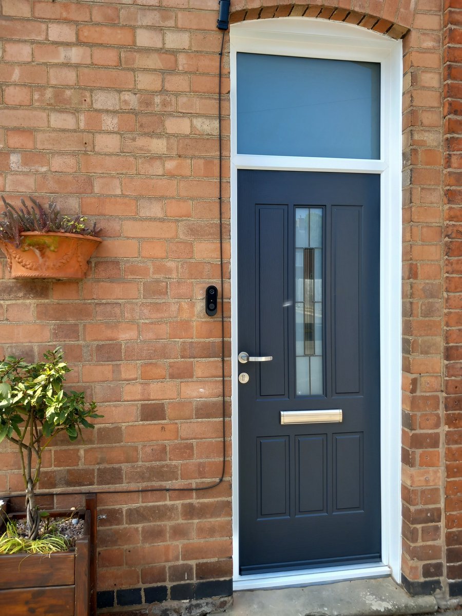 WarwickGlass's tweet photo. A perfect match 😄🚪

Take a look below 👇📸 this Rockdoor Warwick door says it all — same name as us, meant to be! 😉

Stylish stainless steel details ✉️✨, elegant Reveal glass 🪟, plus top security 🔒 &amp; efficiency 🌡️

#Rockdoor #CompositeDoor #KerbAppeal #WarwickGlass https://t.co/hLFa6J7OoP