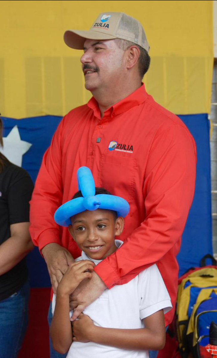 El gobernador del estado Zulia, Ing. Luis Caldera, junto a la Dra. Yamily Suárez, autoridad única de educación,  entregó uniformes escolares, calzados y morrales en la U.E.E. María Concepción Palacios, con el fin de dignificar la educación de nuestros niños.