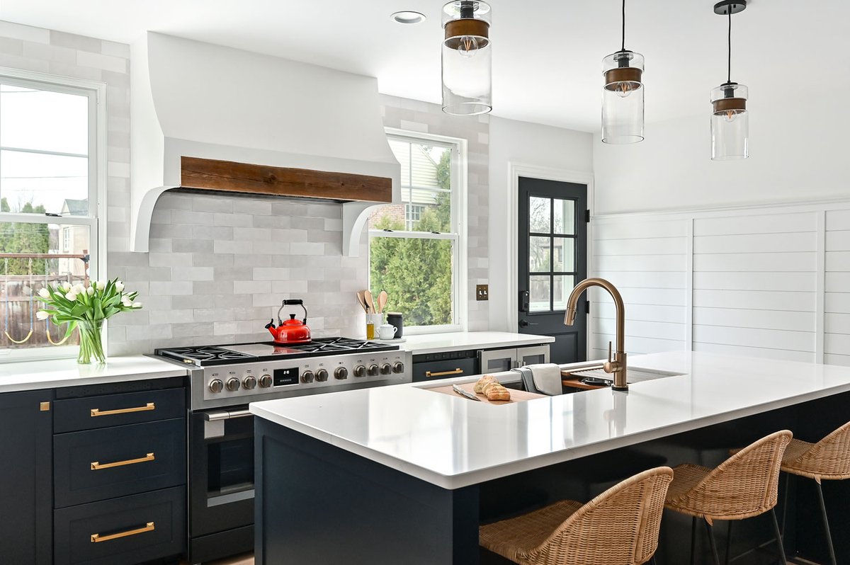 JHicks_HomePro's tweet image. How about this plaster range hood with barnwood trim? Overall kitchen design - yay or nay? Best Kitchen &amp;amp; Bath Remodeler#dogoodwork #kitchendesign #hgtv #kitchen #bathroom #homeimprovement #home #remodeling #remodel