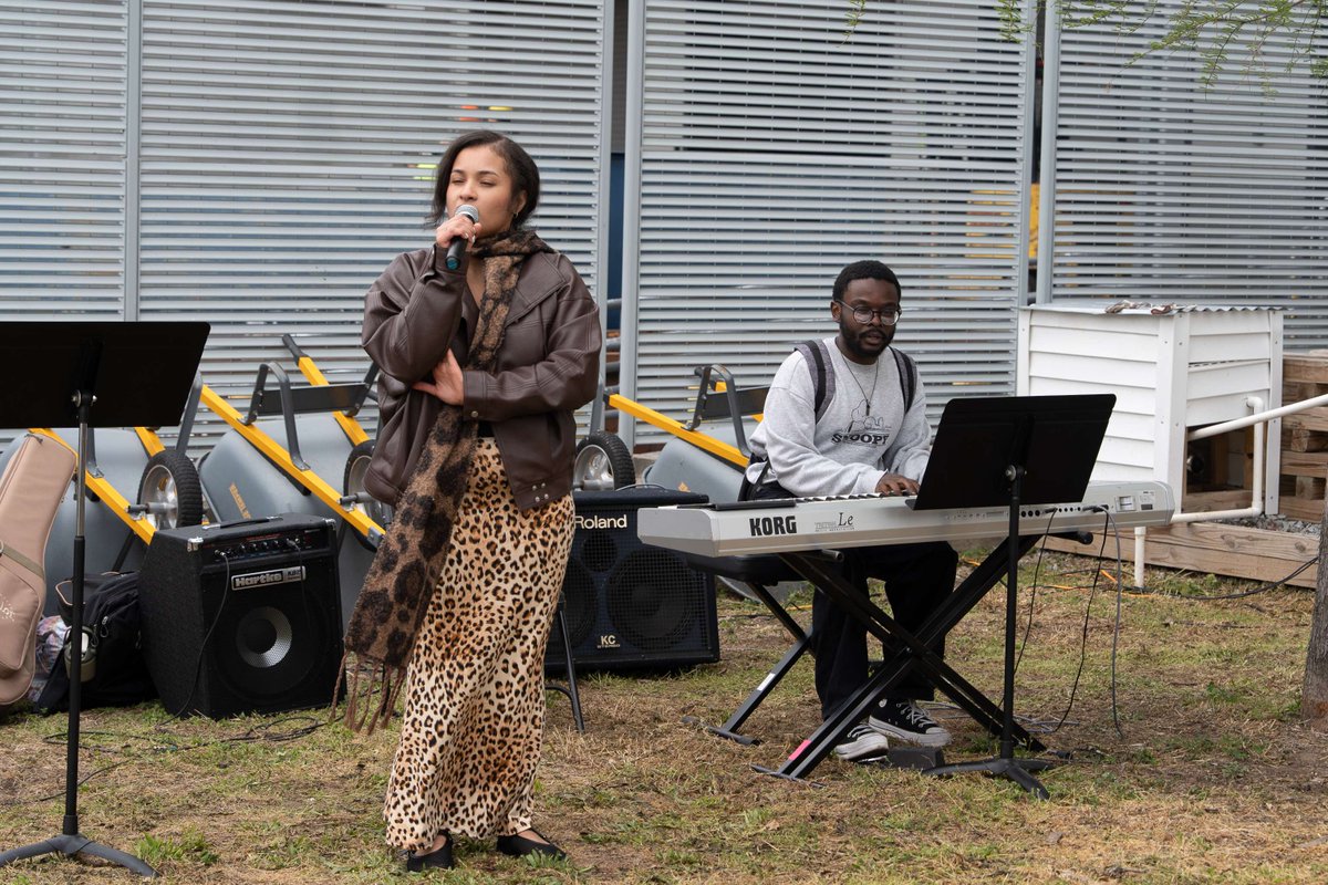 LaGuardiaCC's tweet image. Enjoy free #LiveMusic 🎶 and show support for @LaGuardiaCC's Music Performance students Andrea Thomas (vocals) and Shamar Stoddard (bass) with Prof. Tom Dempsey (guitar) at 📍Courtyard By @Marriott, #LIC on 📆 May 7th | 6 pm. 

CC: @LICPartnership #SupportLocalArt 
📸: #TBT