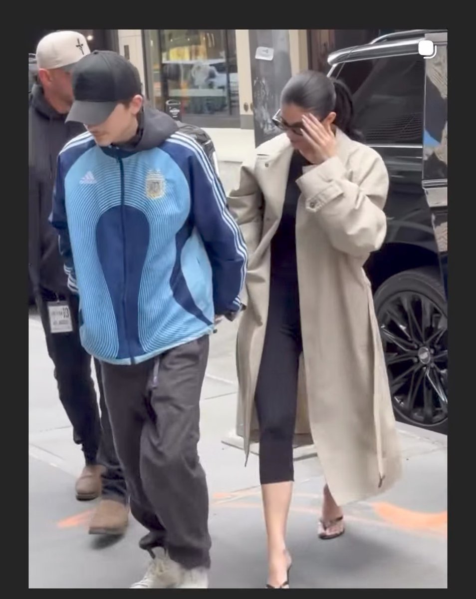 themescalgirl's tweet photo. Kylie y Timothee Chalamet usando una campera de Argentina! Me muero🩷🇦🇷😭 https://t.co/q2vkVLlUMN