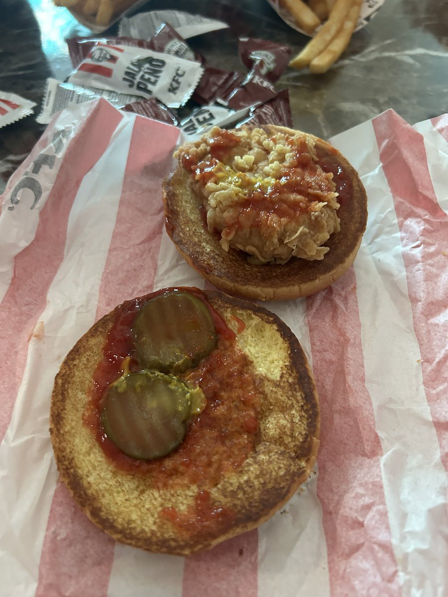 vessalio's tweet photo. @Profeco por este medio solicito que supervisen a KFC por su publicidad engañosa. Compré un paquete con cupón y nada que ver la imagen de los sanduiches con lo que me vendieron. En la foto el pollo enorme con cebolla, queso etc. y miren la foto de lo que entregan. Diminuto pollo https://t.co/K3TWqXM4ju