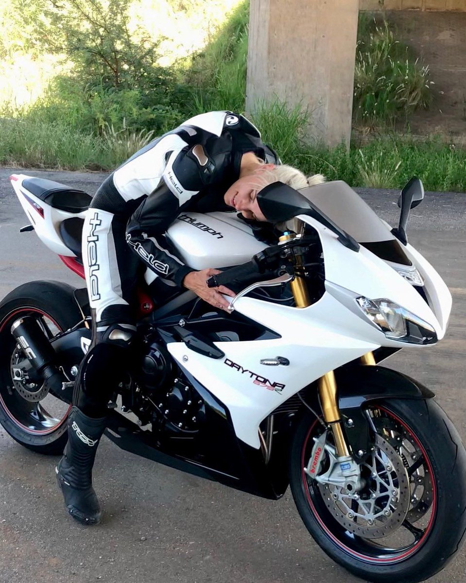 MoreMotorcycles's tweet image. #Triumph Daytona 675 R
#BikerGirl