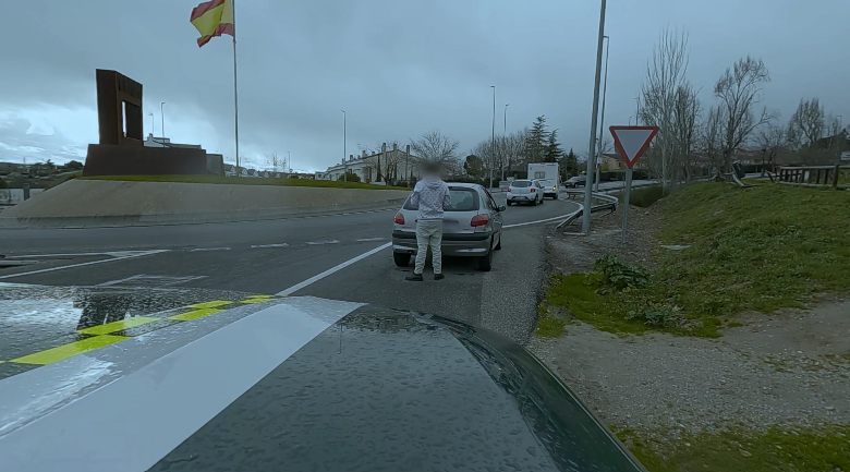 CROP_TV's tweet image. 📍 En #Madrid, un coche parado en plena salida de la autovía obliga a intervenir de inmediato.

🚨 La @guardiacivil pensaba que iba a ayudar a un conductor con una avería, pero la avería no la tenía el coche sino el conductor: positivo en alcoholemia.

💥 Es #ControlDeCarreteras.