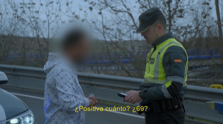CROP_TV's tweet image. 📍 En #Madrid, un coche parado en plena salida de la autovía obliga a intervenir de inmediato.

🚨 La @guardiacivil pensaba que iba a ayudar a un conductor con una avería, pero la avería no la tenía el coche sino el conductor: positivo en alcoholemia.

💥 Es #ControlDeCarreteras.