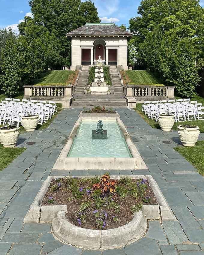 JolieBStudios's tweet image. The Small Indiana Town That's Quietly Stealing The Midwest's Heart buff.ly/eiS3x6R #travel #hospitality #architecture #ColumbusIN