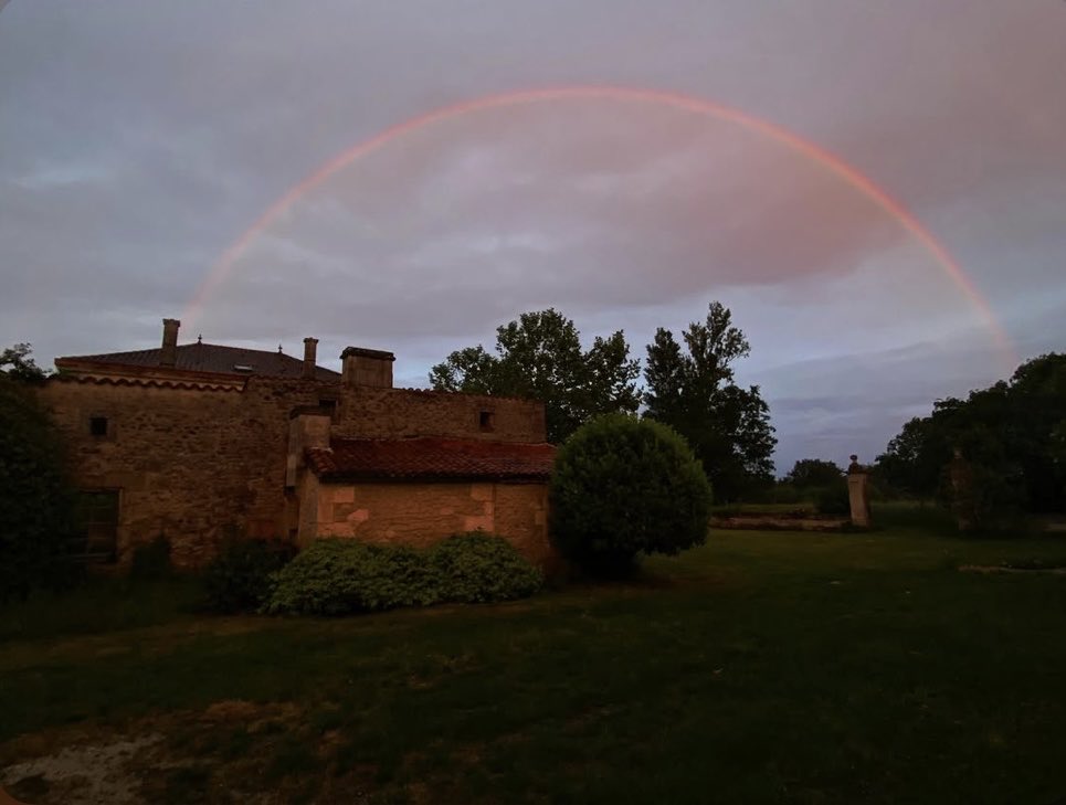 L_E_Ba's tweet image. Home is where I seat! 

#rainbow #champagneetfontaine #dordogne #perigord #perigordvert