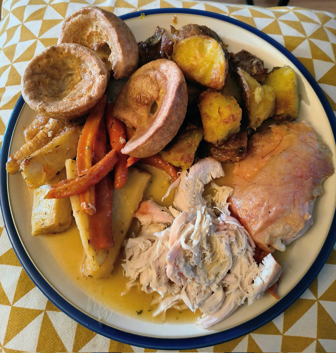 LadyGrace27's tweet image. A proper Sunday roast is just edible comfort in its most generous form...😋

#sundayvibes #sundayroast #FoodieJoy 
#roastdinner #madewith❤️