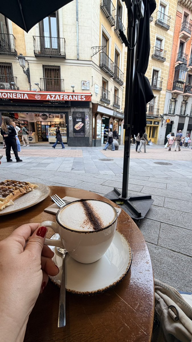 maviyeliz's tweet image. Tarafını seç 💙🎶🧿🦋✨🥂☕️💐🍀🌸
#madrid 
#solmeydanı