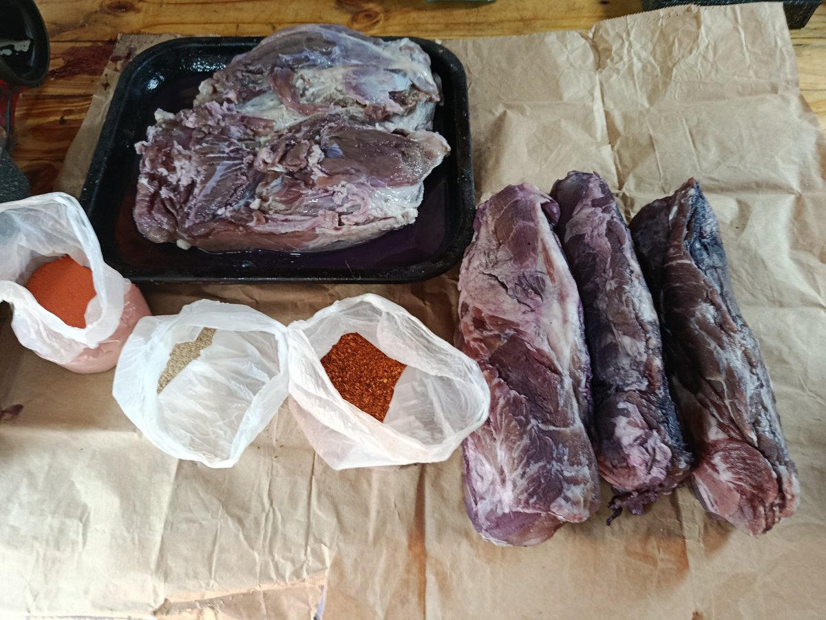 ColaneriAdrian's tweet photo. Preparando unos jamoncitos y bondiolas . A prepararse para el invierno. https://t.co/kaeOSM552D