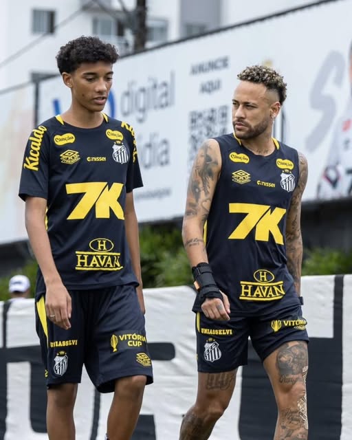 O estafe de Robinho Jr. reclamou pessoalmente com o presidente Marcelo  Teixeira, do Santos, sobre o acontecido no treino desta manh&atilde; no CT Rei  Pel&eacute;. Segundo relatos, Neymar teria acertado uma rasteira