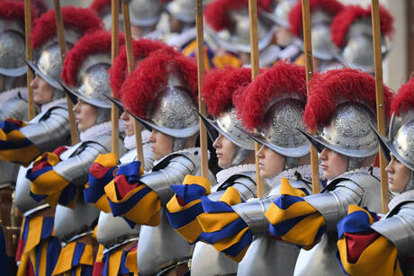 Si terrà il 6 maggio, come da tradizione, il solenne giuramento delle nuove reclute della Guardia Svizzera Pontificia. Sono 28 e la cerimonia avrà luogo alle 17 nel Cortile di San Damaso del Palazzo Apostolico in Vaticano. #ANSA 
ansa.it/sito/notizie/p…