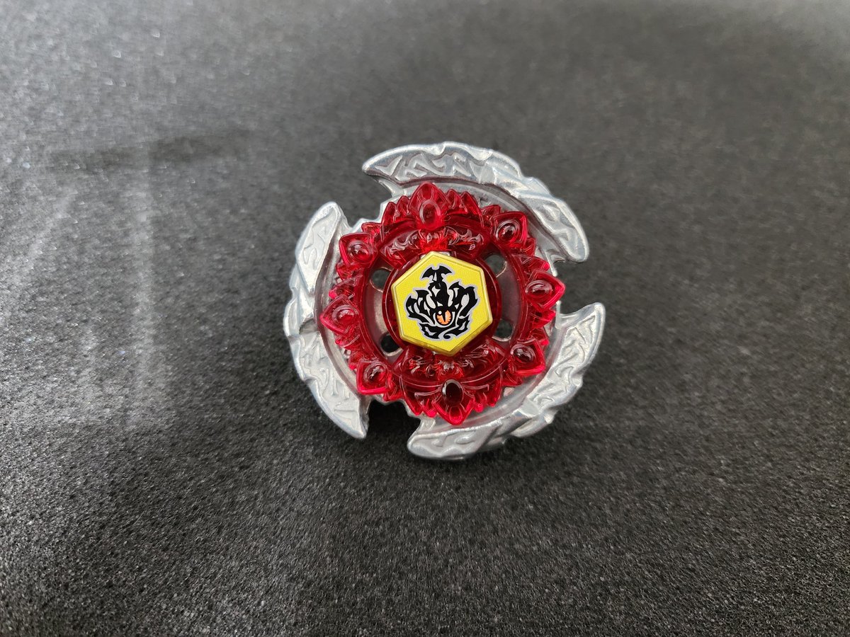 GreenRadish7663's tweet photo. メルカリを見ていたんですが、
最初の写真にあるような状態の悪い製品が日本では2万円もするんですか?
私も同じ製品(2枚目の写真)を約15年、状態が良いまま持っているんだけど。
では、これは今いくらですか???
#メタルファイト #ベイブレード
#MetalFight #Bayblade https://t.co/2gq7JXbnVW