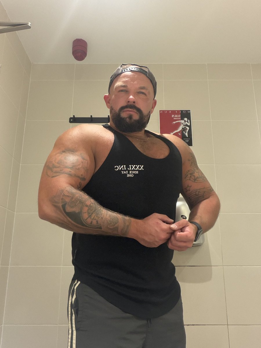 Musclebeardedbear tweet media