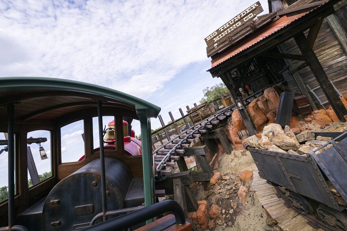 ThemeParkShark's tweet image. Magic Kingdom Gets Big Thunder Mountain Railroad Back on May 3

@WaltDisneyWorld

#DisneyWorld #MagicKingdom #ThemeParkShark

themeparkshark.com/2026/05/03/mag…
