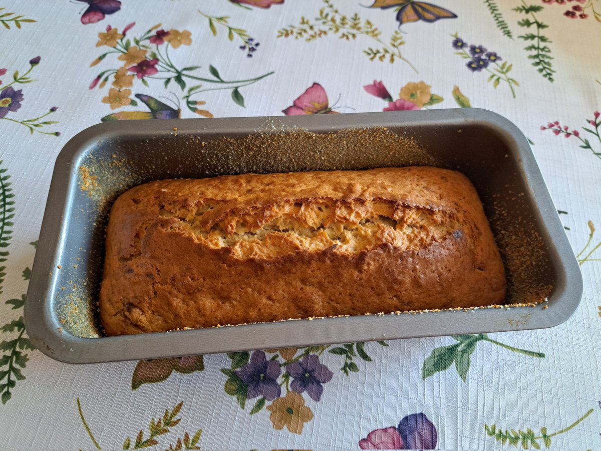 Przetrwać każdy dzień pomaga mi świadomość nieuchronności śmierci. Fakt, że to się kiedyś skończy, jest bardzo budujący 🙃 
A dla zabicia czasu upiekłam dzisiaj chlebek bananowy. Pierwszy raz. Warto było, wyszedł pyszny 😋 I śliczny 🙂