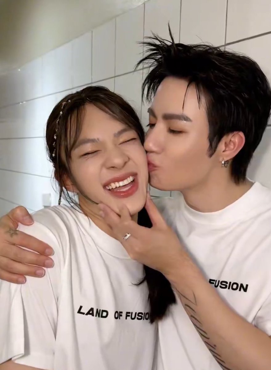 Raoxz150798's tweet image. หอมกันสองคนชื่นใจกันทั้งประเทศ🫣

#ZeeNuNew 
#ZeeUPUK 
#NuNew