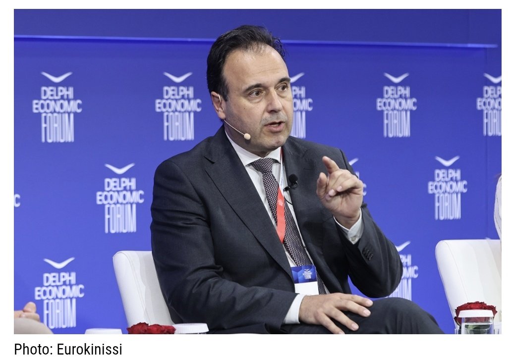 Μια ζωντανή Δημοκρατία χρειάζεται και λογοδοσία και χώρο για αυθεντική, χωρίς φόβο, έκφραση. Η πλήρης κατάργηση της πραγματικής ανωνυμίας κινδυνεύει να θυσιάσει το δεύτερο χωρίς να λύσει ουσιαστικά το πρώτο. Καλύτερα να ενισχύσουμε το κράτος δικαίου και τις θεσμικές διαδικασίες